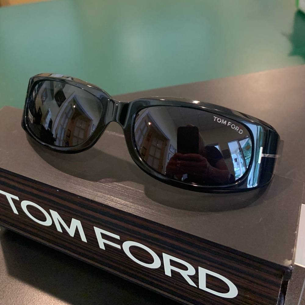 TOM FORD COREY TF1064 ECO
01A Black. Rectangular Wrap 59mm
Sunglasses 